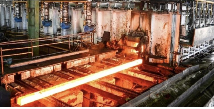  در این تصویر نمایی از کارخانه بزرگ فولاد وذوب فلزات را مشاهده می‌کنید.